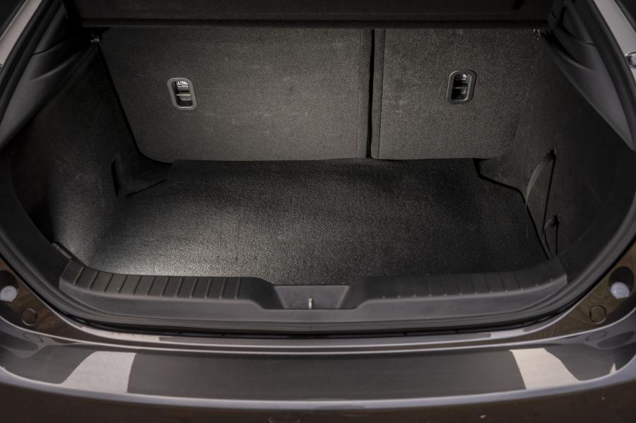 Багажник Mazda3 Skyactiv-X AWD Hatchback (BP) 2019 года  (UK) (фото 14 из 42)